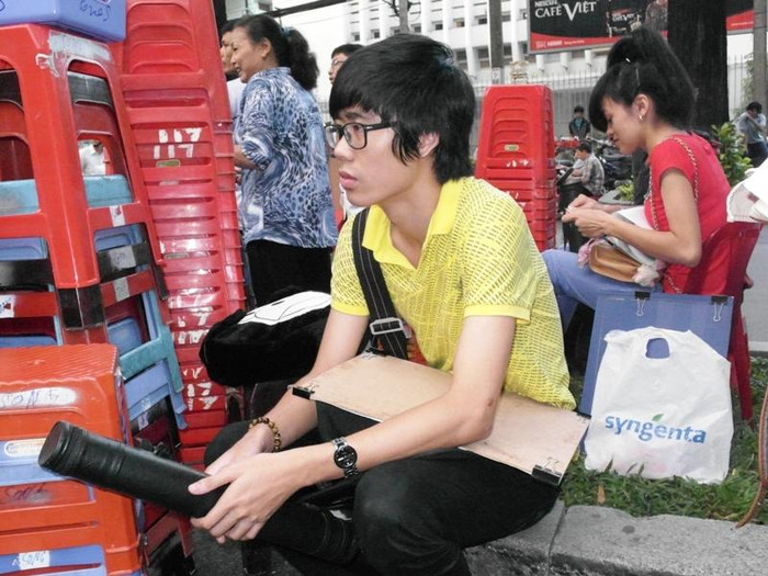 Gương mặt thí sinh Nguyễn Như Toàn, quê Kontum lộ vẻ lo lắng cho phần thi Vẽ hôm nay, vì hôm qua em không làm bài tốt hai môn Toán, Lý. Toàn cho biết tổng điểm hai môn Toán, Lý em đạt khoảng 12 điểm. Xem đáp án môn Vật lí - Xem đáp án môn Toán - Xem đáp án môn Hóa