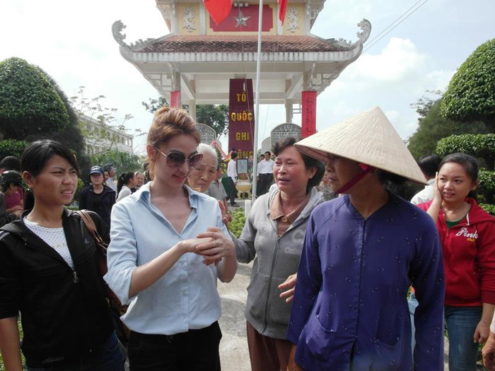 Bỏ qua mọi phiền muộn trong thời gian qua, người đẹp Ngân Khánh đã có chuyến “về nguồn” ý nghĩa tại xã Thanh Bình, huyện Chợ Gạo, Tiền Giang. Bỏ qua mọi phiền muộn trong thời gian qua, người đẹp Ngân Khánh đã có chuyến “về nguồn” ý nghĩa tại xã Thanh Bình, huyện Chợ Gạo, Tiền Giang.