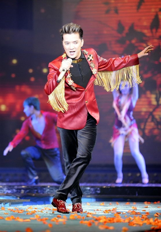 Mr Đàm hát hàng loạt các ca khúc sôi động, trên nền nhạc dance: Trái tim sỏi đá, Chuyện phim tôi, Anh sẽ yêu em thật nhiều, Bình minh sẽ mang em đi, liên khúc Tình nhạt phai – Nửa vầng trăng… Mr Đàm hát hàng loạt các ca khúc sôi động, trên nền nhạc dance: Trái tim sỏi đá, Chuyện phim tôi, Anh sẽ yêu em thật nhiều, Bình minh sẽ mang em đi, liên khúc Tình nhạt phai – Nửa vầng trăng…