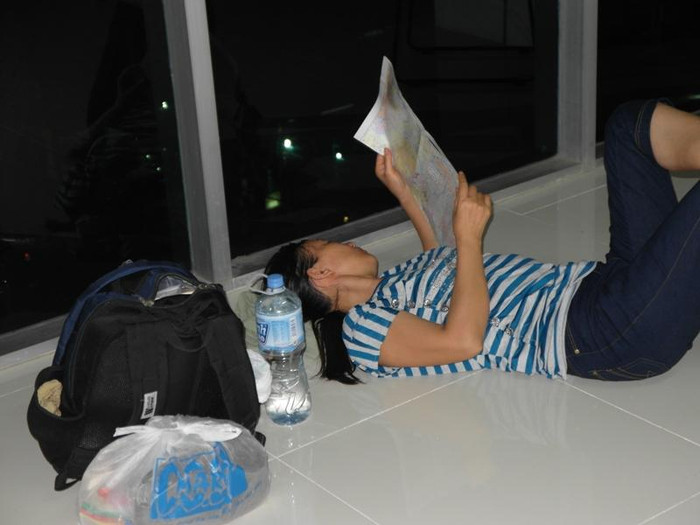 Chị Phạm Thị Ngân, mẹ của thí sinh Nguyễn Trọng Quý rất hài lòng về chỗ ngủ đơn sơ thế này trong khu trọ miễn phí. Chị đang bị say xe sau chặng đường từ Vũng Tàu đến đây. Xem đáp án môn Vật lí - Xem đáp án môn Toán - Xem đáp án môn Hóa - Xem đáp án môn Ngoại ngữ Khối A1