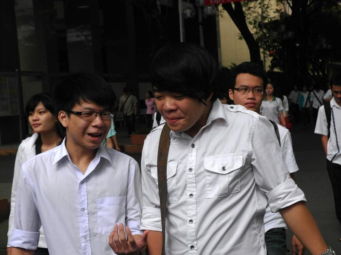 Đa số các thí sinh bước ra khỏi phòng thi đều nở nụ cười tươi và cho rằng đề tương đối dễ, sát chương trình. Xem đáp án môn Vật lí - Xem đáp án môn Toán - Xem đáp án môn Hóa - Xem đáp án môn Ngoại ngữ Khối A1 Đa số các thí sinh bước ra khỏi phòng thi đều nở nụ cười tươi và cho rằng đề tương đối dễ, sát chương trình. Xem đáp án môn Vật lí - Xem đáp án môn Toán - Xem đáp án môn Hóa - Xem đáp án môn Ngoại ngữ Khối A1