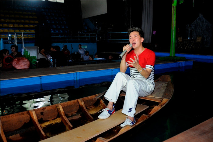 Mr Đàm bơi xuồng và hát. Mr Đàm bơi xuồng và hát.