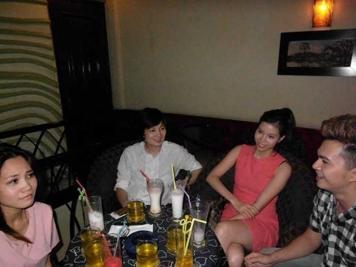 Quán cà phê Thuý Vinh và bạn bè ngồi uống, có thể là quán cà phê mở khuya nhất TP.HCM. Giờ đóng cửa của quán này là 2 giờ sáng. Quán cà phê Thuý Vinh và bạn bè ngồi uống, có thể là quán cà phê mở khuya nhất TP.HCM. Giờ đóng cửa của quán này là 2 giờ sáng.