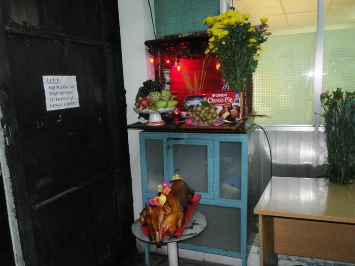 Bàn thờ Tổ nghiệp nghiệp nghi ngút khói hương, có heo quay, hoa quả nằm trong hậu trường sân khấu Lan Anh.