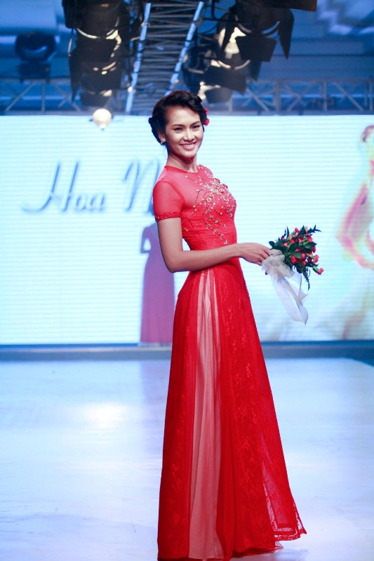 Rất duyên dáng trong tà áo dài truyền thống. Rất duyên dáng trong tà áo dài truyền thống.