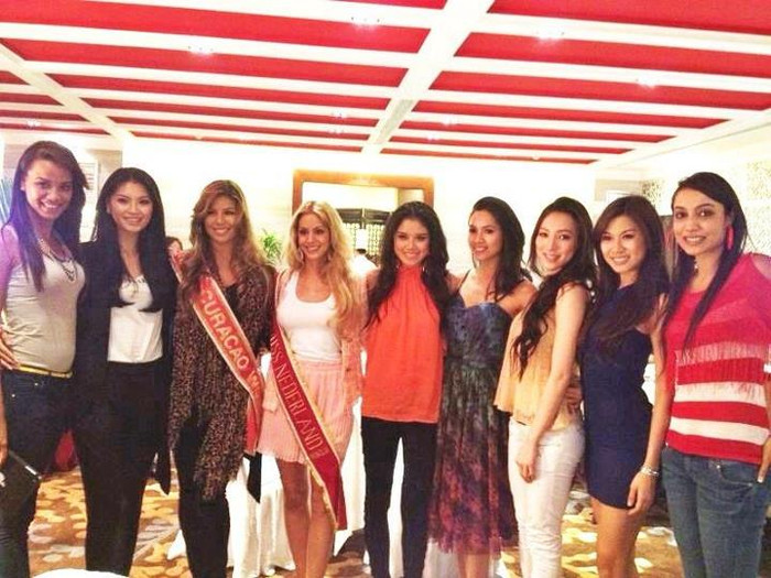 Hôm nay (19/7) Hoàng My gặp bà Julia Morley - Chủ tịch Miss World, cô rất bất ngờ khi bà tiến đến ôm hôn cô khi cô mới đến khách sạn và đang làm thủ tục nhận phòng. Hôm nay (19/7) Hoàng My gặp bà Julia Morley - Chủ tịch Miss World, cô rất bất ngờ khi bà tiến đến ôm hôn cô khi cô mới đến khách sạn và đang làm thủ tục nhận phòng.