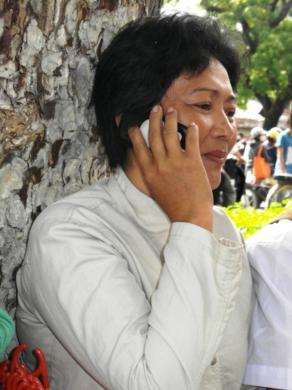 Bà mẹ của thí sinh này vui quá, gọi điện thoại về cho người thân ở An Giang: “Alo, thằng Nguyễn nói làm được môn Hoá! Ngon rồi!” Xem đáp án môn Vật lí - Xem đáp án môn Toán - Xem đáp án môn Hóa - Xem đáp án môn Ngoại ngữ Khối A1 Bà mẹ của thí sinh này vui quá, gọi điện thoại về cho người thân ở An Giang: “Alo, thằng Nguyễn nói làm được môn Hoá! Ngon rồi!” Xem đáp án môn Vật lí - Xem đáp án môn Toán - Xem đáp án môn Hóa - Xem đáp án môn Ngoại ngữ Khối A1