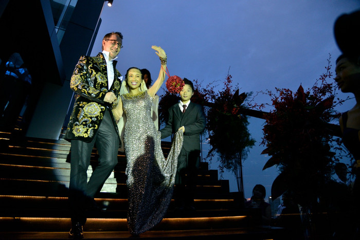 Vẫy tay chào bạn bè, quan khách....