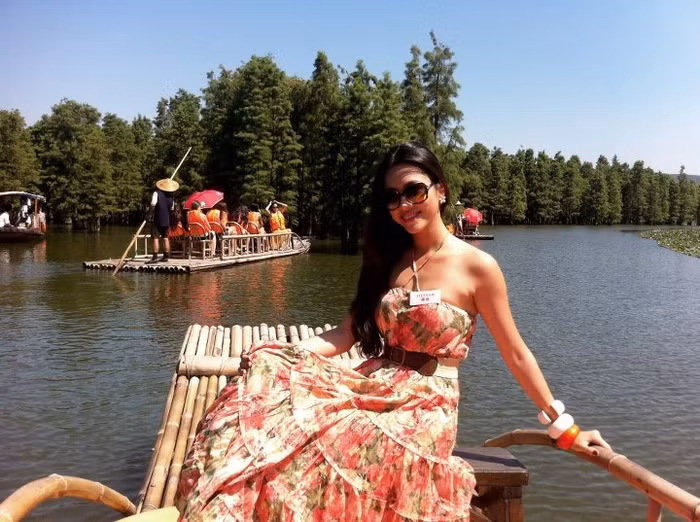 Và ngồi trên bè gỗ, dạo hồ. Và ngồi trên bè gỗ, dạo hồ.