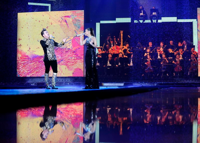 Mặt hồ phẳng lặng bỗng xuất hiện, trong tiếng ồ lên ngạc nhiên của 4000 khán giả. Mặt hồ phẳng lặng bỗng xuất hiện, trong tiếng ồ lên ngạc nhiên của 4000 khán giả.