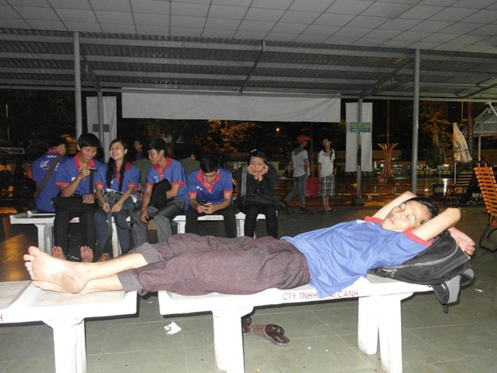 Đêm đã khuya, tình nguyện viên Trần Viết Thoại tranh thủ chợp mắt trong cảnh “màn trời, chiếu đất” như thế này tại bến xe Miền Đông. Xem đáp án môn Vật lí - Xem đáp án môn Toán - Xem đáp án môn Hóa - Xem đáp án môn Ngoại ngữ Khối A1