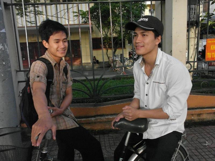 Hai anh em Lại Duy Lộc, Lại Tiến Phát đèo nhau bằng xe đạp đến Trường ĐH Khoa học tự nhiên thi môn Hoá. Hai anh em này cho biết mình chi thi thử khối A để “nắm tình hình” đề khối B, chứ sẽ không theo học, nếu đậu vào trường ĐH Khoa học Tự nhiên. Có lẽ vì thế, tâm trạng hai anh em khá thoải mái. Xem đáp án môn Vật lí - Xem đáp án môn Toán - Xem đáp án môn Hóa