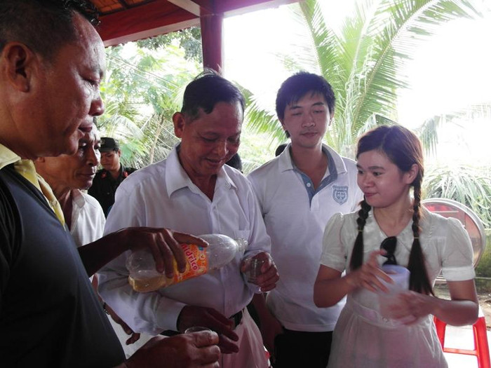 Ông rất nhiệt tình, vui vẻ, khi được mọi người rót rượu đế mời…