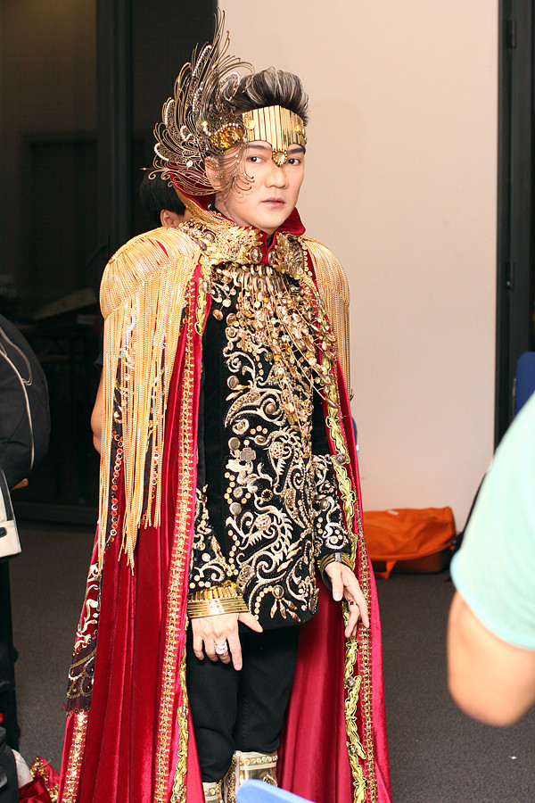 Trong trang phục lộng lẫy này, Mr Đàm sẽ hát ca khúc chủ đề liveshow, Số phận, cùng với hơn 30 vũ công, trong khung cảnh ánh lửa bập bùng.