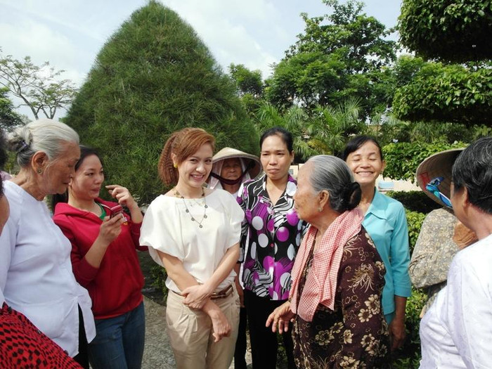 Trong khi đó, diễn viên Thanh Thuý cũng đang được các má, dì vây quanh hỏi thăm… Trong khi đó, diễn viên Thanh Thuý cũng đang được các má, dì vây quanh hỏi thăm…