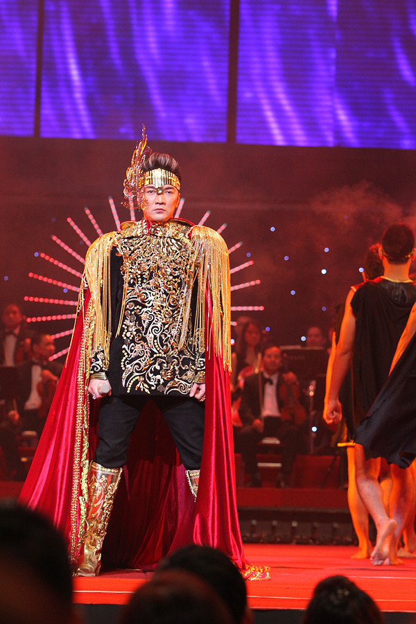 Khác với lúc trong hậu trường, Mr Đàm không còn cười vui nữa, tạo một vẻ mặt nghiêm nghị, đúng chất...vua.