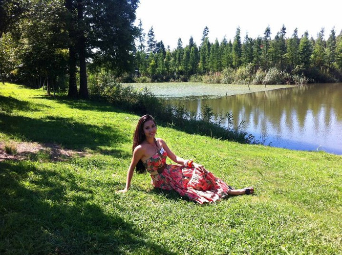 Cô thoải mái ngồi trên thảm có xanh tạo dáng... Cô thoải mái ngồi trên thảm có xanh tạo dáng...