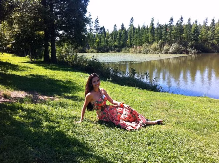 Cô thoải mái ngồi trên thảm có xanh tạo dáng... Cô thoải mái ngồi trên thảm có xanh tạo dáng...