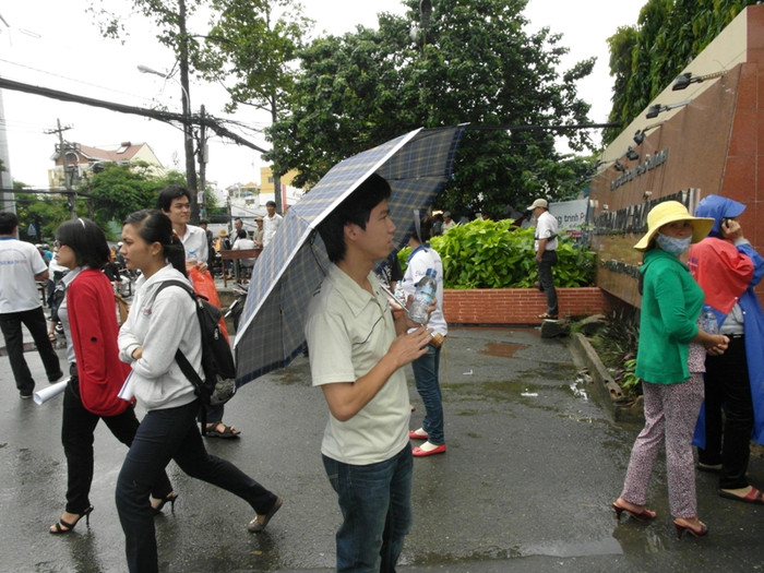 Ánh mắt của người anh dõi theo từng bước chân của đứa em đang vào phòng thi cho đến khi khuất dạng. Xem đáp án ĐH Khối A, môn Vật lí - Xem đáp án ĐH Khối A, môn Toán - Xem đáp án DH Khối A, môn Hóa Ánh mắt của người anh dõi theo từng bước chân của đứa em đang vào phòng thi cho đến khi khuất dạng. Xem đáp án ĐH Khối A, môn Vật lí - Xem đáp án ĐH Khối A, môn Toán - Xem đáp án DH Khối A, môn Hóa