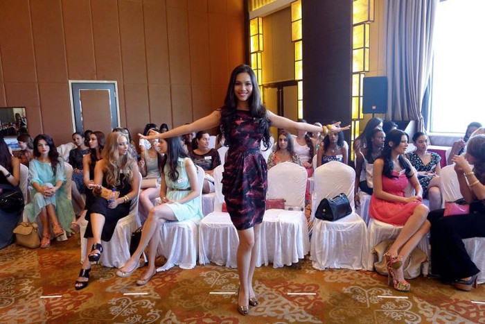 Trong phần thi Dances of The World, Hoàng My đã thể hiện điệu múa được dựa trên hình ảnh chim lạc, một biểu tượng của dân tộc Việt Nam do Biên đạo múa Trần Ngọc Loan dàn dựng. Hoàng My đã thất bại ngay vòng sơ tuyển. Dù không thành công trong phần thi này nhưng đại diện nhan sắc Việt Nam khá thoải mái tâm lý.