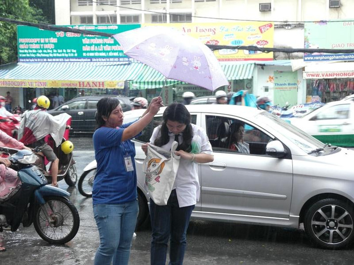 Trời mưa, một thí sinh đến điểm thi bằng xe ô tô, và được tình nguyện viên che dù ngay từ cửa xe. XEM ĐÁP ÁN MÔN VĂN KHỐI D 2012 - ĐÁP ÁN MÔN SINH KHỐI B 2012 - ĐÁP ÁN ĐỀ THI VĂN KHỐI C 2012 Trời mưa, một thí sinh đến điểm thi bằng xe ô tô, và được tình nguyện viên che dù ngay từ cửa xe. XEM ĐÁP ÁN MÔN VĂN KHỐI D 2012 - ĐÁP ÁN MÔN SINH KHỐI B 2012 - ĐÁP ÁN ĐỀ THI VĂN KHỐI C 2012