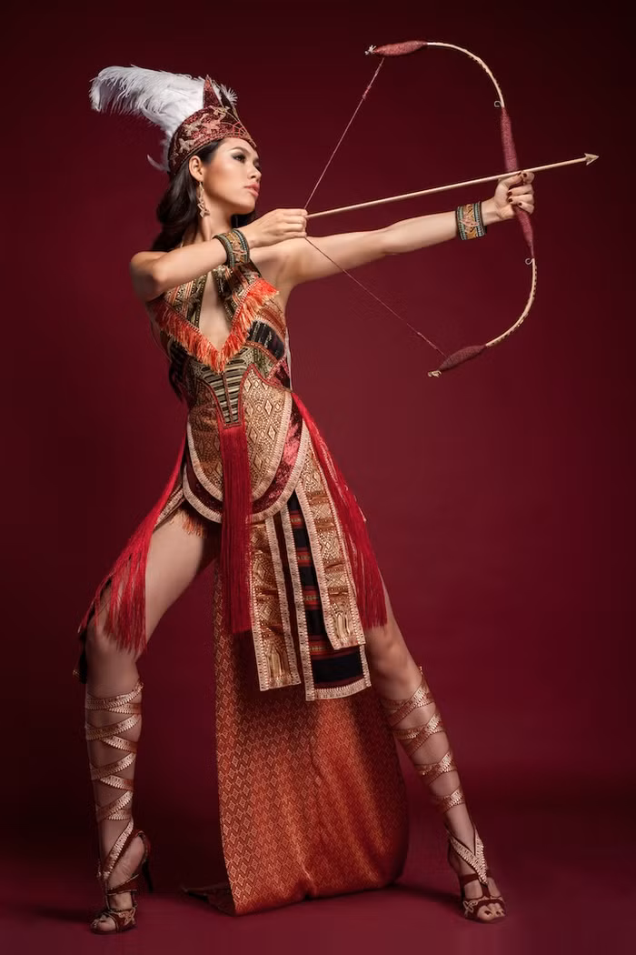 Chiếc mũ lông chim đi kèm, là điểm nhấn, tạo thêm sự duyên dáng và nữ tính của người phụ nữ