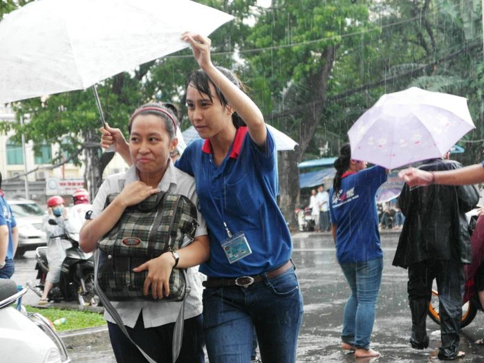 Sinh viên đàn chị che mưa cho sinh viên đàn em tương lai. XEM ĐÁP ÁN MÔN VĂN KHỐI D 2012 - ĐÁP ÁN MÔN SINH KHỐI B 2012 - ĐÁP ÁN ĐỀ THI VĂN KHỐI C 2012 Sinh viên đàn chị che mưa cho sinh viên đàn em tương lai. XEM ĐÁP ÁN MÔN VĂN KHỐI D 2012 - ĐÁP ÁN MÔN SINH KHỐI B 2012 - ĐÁP ÁN ĐỀ THI VĂN KHỐI C 2012