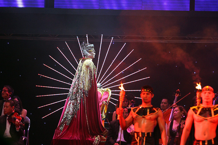 Và khi..."vua" bước ra sân khấu.