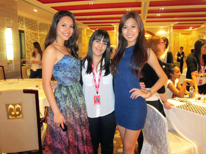 Hoàng My đã học hỏi được rất nhiều từ người quản lý gốc Pháp của mình tại Trung Quốc (giữa) và cô bạn chung phòng, Miss Maylaysia Hoàng My đã học hỏi được rất nhiều từ người quản lý gốc Pháp của mình tại Trung Quốc (giữa) và cô bạn chung phòng, Miss Maylaysia