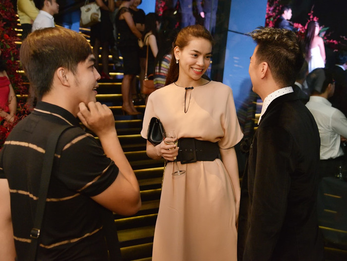 Dừng lại trò chuyện rôm rả với Mr Đàm. Dừng lại trò chuyện rôm rả với Mr Đàm.