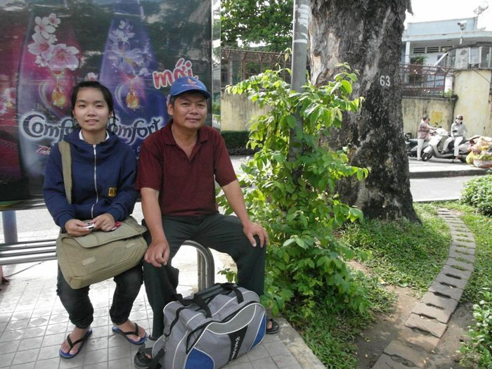 Tuy chỉ cách trung tâm TP.HCM chỉ khoảng 30 cây số nhưng bố con của thí sinh Lê Như Ngọc đã thuê phòng trọ gần điểm thi đã được 4 ngày nay và đang rất nôn nóng quay về nhà. Ngọc thi vào Trường ĐH Sài Gòn. Em rất vui vẻ cho biết: “Em hy vọng mình thi đậu!”. Xem đáp án môn Vật lí - Xem đáp án môn Toán - Xem đáp án môn Hóa - Xem đáp án môn Ngoại ngữ Khối A1