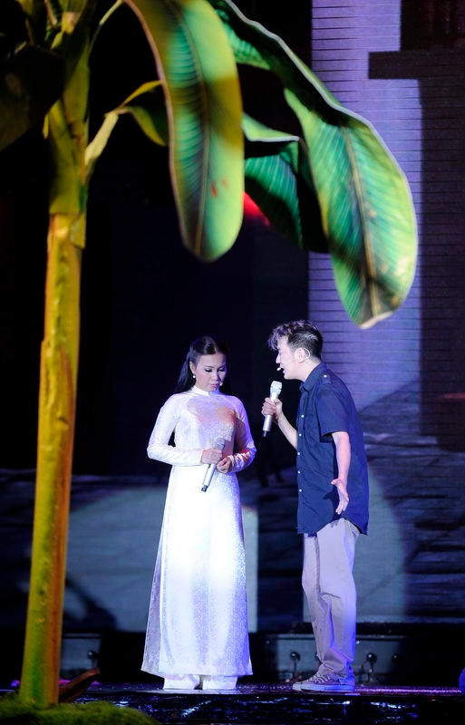 Mr Đàm và Cẩm Ly đã diễn xuất bằng âm nhạc một cách tự nhiên về mối tình trắc trở chỉ vì chữ ngào. Mr Đàm và Cẩm Ly đã diễn xuất bằng âm nhạc một cách tự nhiên về mối tình trắc trở chỉ vì chữ ngào.