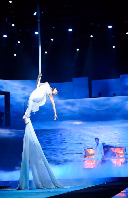 Hình ảnh thiếu nữ bay lên không cùng dải lụa trắng cực kỳ lãng mạn minh hoạ ca khúc Bay đi cánh chim biển.