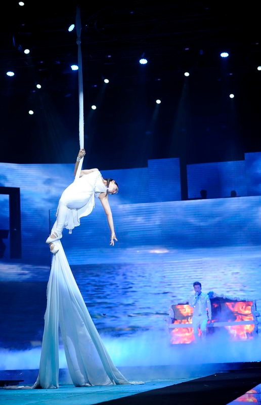 Hình ảnh thiếu nữ bay lên không cùng dải lụa trắng cực kỳ lãng mạn minh hoạ ca khúc Bay đi cánh chim biển. Hình ảnh thiếu nữ bay lên không cùng dải lụa trắng cực kỳ lãng mạn minh hoạ ca khúc Bay đi cánh chim biển.