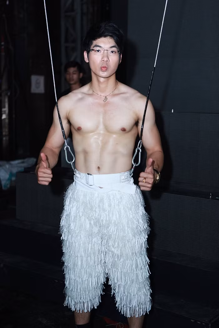 Bay cùng Đàm sẽ là các siêu mẫu: Nam Thành, Hữu Long, Ngọc Tình, Mạnh Hiệp. Trong ảnh: Trương Nam Thành đang tập luyện bay. Bay cùng Đàm sẽ là các siêu mẫu: Nam Thành, Hữu Long, Ngọc Tình, Mạnh Hiệp. Trong ảnh: Trương Nam Thành đang tập luyện bay.