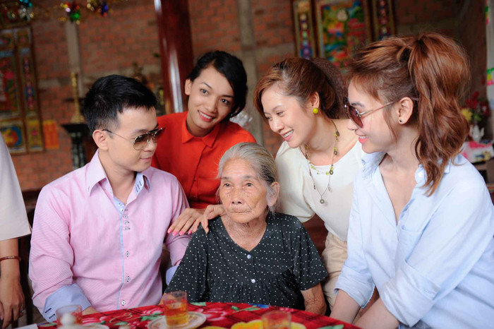 Đoàn từ thiện thăm Bà mẹ Việt Nam Anh Hùng Tô Thị La