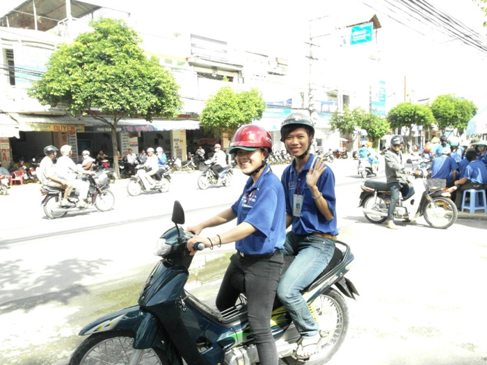 Hai bạn nữ sinh viên Đại học Tiền Giang đang chuẩn bị “lên đường” giúp đỡ các thí sinh đến ứng thí tại trường mình. Hai bạn nữ sinh viên Đại học Tiền Giang đang chuẩn bị “lên đường” giúp đỡ các thí sinh đến ứng thí tại trường mình.