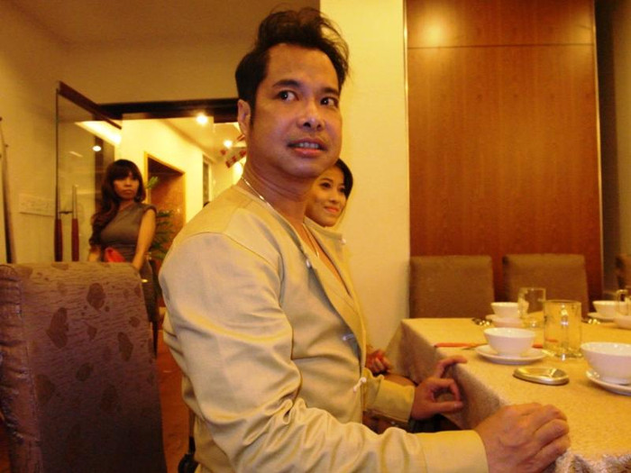 Ngồi vào bàn được một chút, Ngọc Sơn lại đứng lên Ngồi vào bàn được một chút, Ngọc Sơn lại đứng lên