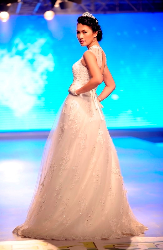 …như cô dâu ngày đầu lên xe hoa. …như cô dâu ngày đầu lên xe hoa.