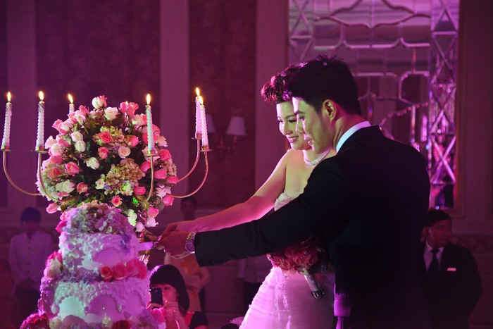 Cười hạnh phúc, cùng chồng cắt bánh... Cười hạnh phúc, cùng chồng cắt bánh...