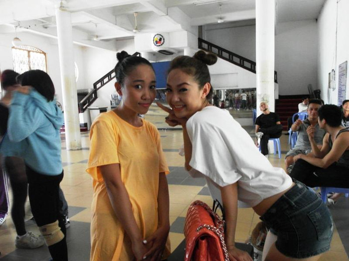 Quán quân Bước nhảy hoàn vũ năm 2012 và Á quân Bước nhảy hoàn vũ năm 2010 dành cho nhau những cử chỉ khá thân mật.