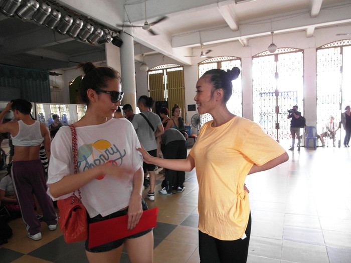 Bất ngờ trao cho Minh Hằng thiệp mời đám cưới vào ngày 30/7, tại tầng 26 toà nhà Chill Skybar. Đoan Trang nhắc Minh Hằng: “Nhớ đi đám cưới của chị đó nhé!”