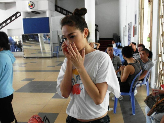 Gọi điện thoại cho tài xế chuẩn bị xe..