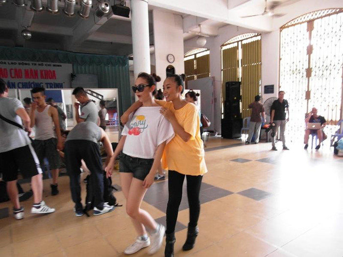 Đoan Trang ôm vai đưa Minh Hằng ra cổng…