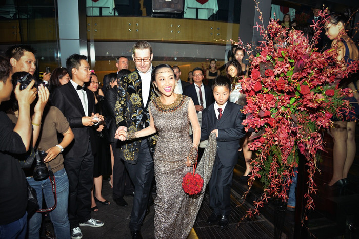 Cô dâu, chú rể bước đi trong tiếng reo hò của mọi người.