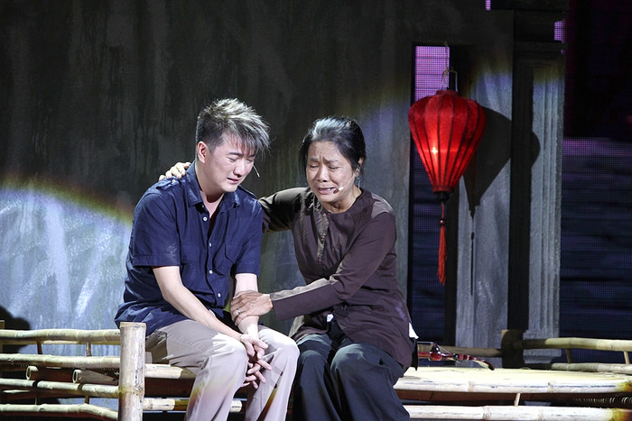 Mr Đàm khóc cùng Số phận. Mr Đàm khóc cùng Số phận.