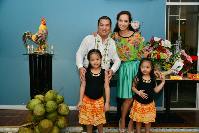 Vợ chồng Thuý Hạnh – Minh Khang và hai công chúa. Vợ chồng Thuý Hạnh – Minh Khang và hai công chúa.