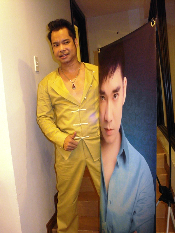 Và bắt đầu tạo dáng trước ống kính. Và bắt đầu tạo dáng trước ống kính.