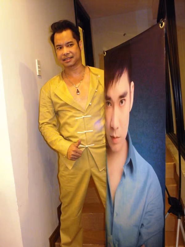 Và bắt đầu tạo dáng trước ống kính.