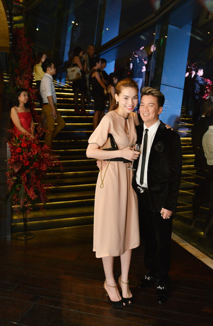 Sau đó hai 2 giám khảo của Theo Voice đứng tạo dáng trước ống kính. Sau đó hai 2 giám khảo của Theo Voice đứng tạo dáng trước ống kính.